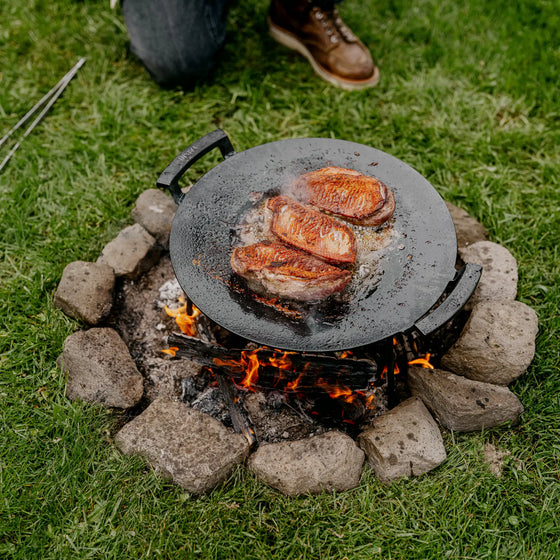Szabadtéri főzőkészlet Fuego, ø 41 cm - Öntöttvas grillsütő lap és grillező állvány, 6 db-os
