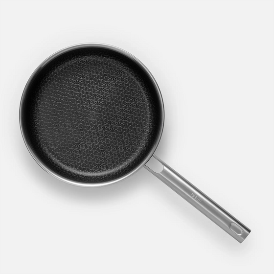 Mély serpenyő Hibrid, ø 24 cm (2,5 l) - Szegecs nélküli, többrétegű rozsdamentes acél serpenyő hibrid kerámia felülettel, fedővel