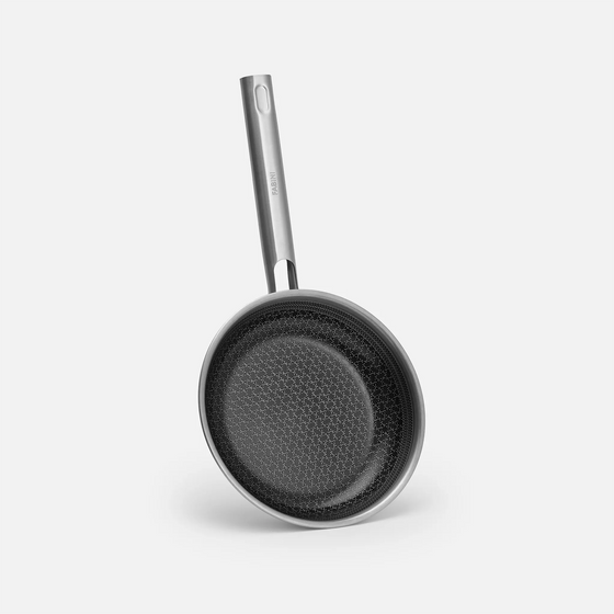 Serpenyő Hibrid, ø 20 cm - Szegecs nélküli, többrétegű rozsdamentes acél serpenyő hibrid kerámia felülettel, fedő nélkül