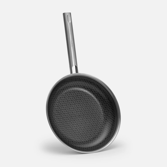 Serpenyő Hibrid, ø 26 cm - Szegecs nélküli, többrétegű rozsdamentes acél serpenyő hibrid kerámia felülettel, fedő nélkül