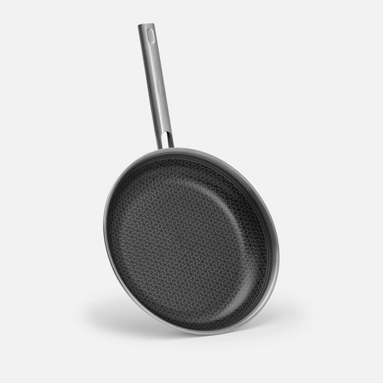 Serpenyő Hibrid, ø 30 cm - Szegecs nélküli, többrétegű rozsdamentes acél serpenyő hibrid kerámia felülettel, fedő nélkül