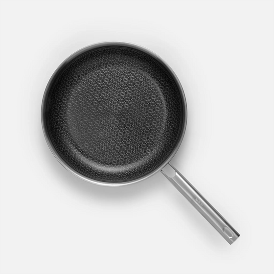 Serpenyő Hibrid, ø 30 cm - Szegecs nélküli, többrétegű rozsdamentes acél serpenyő hibrid kerámia felülettel, fedő nélkül