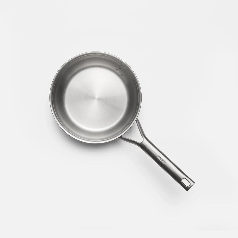 Kúp alakú nyeles lábas FABINI & Pohlreich 2.0, ø 20 cm (1,5 l) - Szegecs nélküli, többrétegű rozsdamentes acél nyeles lábas fedővel