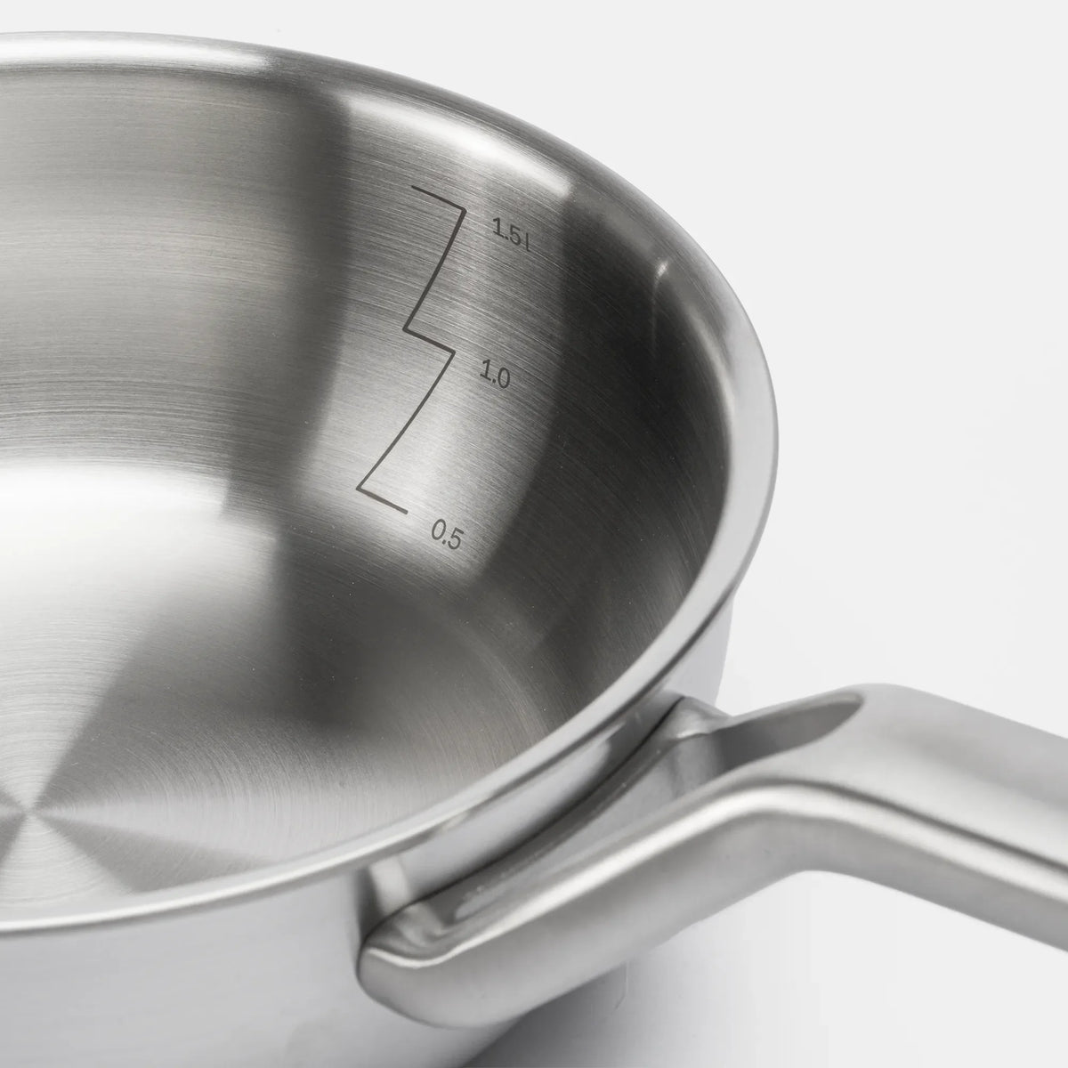 Kúp alakú nyeles lábas FABINI & Pohlreich 2.0, ø 20 cm (1,5 l) - Szegecs nélküli, többrétegű rozsdamentes acél nyeles lábas fedővel