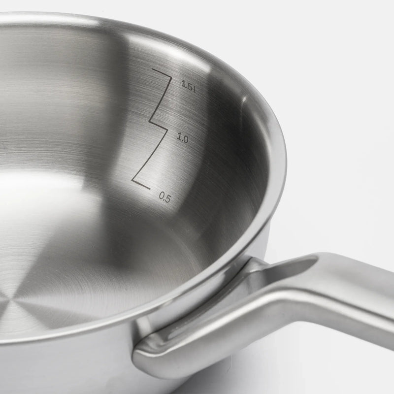 Kúp alakú nyeles lábas FABINI & Pohlreich 2.0, ø 20 cm (1,5 l) - Szegecs nélküli, többrétegű rozsdamentes acél nyeles lábas fedővel