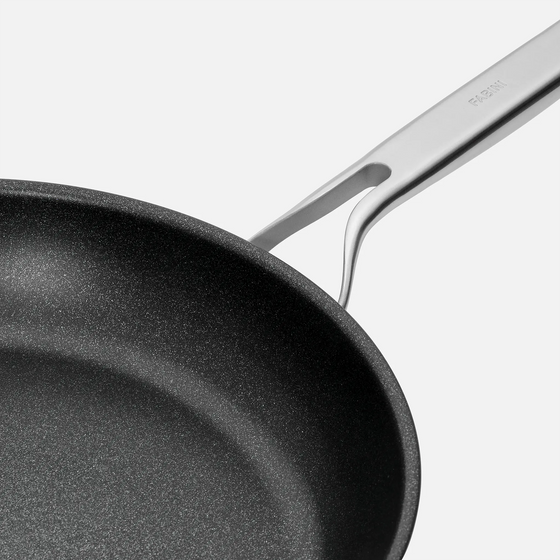 Serpenyő Lucca 3.0, ø 30 cm - Szegecs nélküli, többrétegű rozsdamentes acél serpenyő tapadásmentes felülettel, fedő nélkül