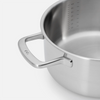 Szegecsmentes, alacsony falú, többrétegű rozsdamentes acélból készült lábas fedővel Ø 24 cm (4 l)