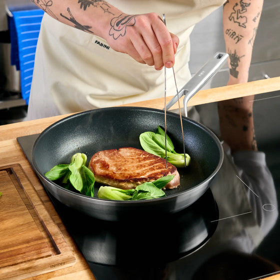 Serpenyő Lucca 3.0, ø 30 cm - Szegecs nélküli, többrétegű rozsdamentes acél serpenyő tapadásmentes felülettel, fedő nélkül