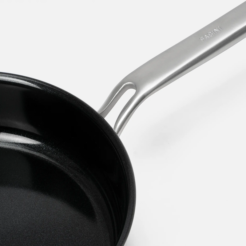 Serpenyő szett Lucca 4.0 Pro, ø 26 cm, 2 db - Rozsdamentes szegecs nélküli serpenyő + tapadásmentes, kerámia bevonatos szegecs nélküli serpenyő