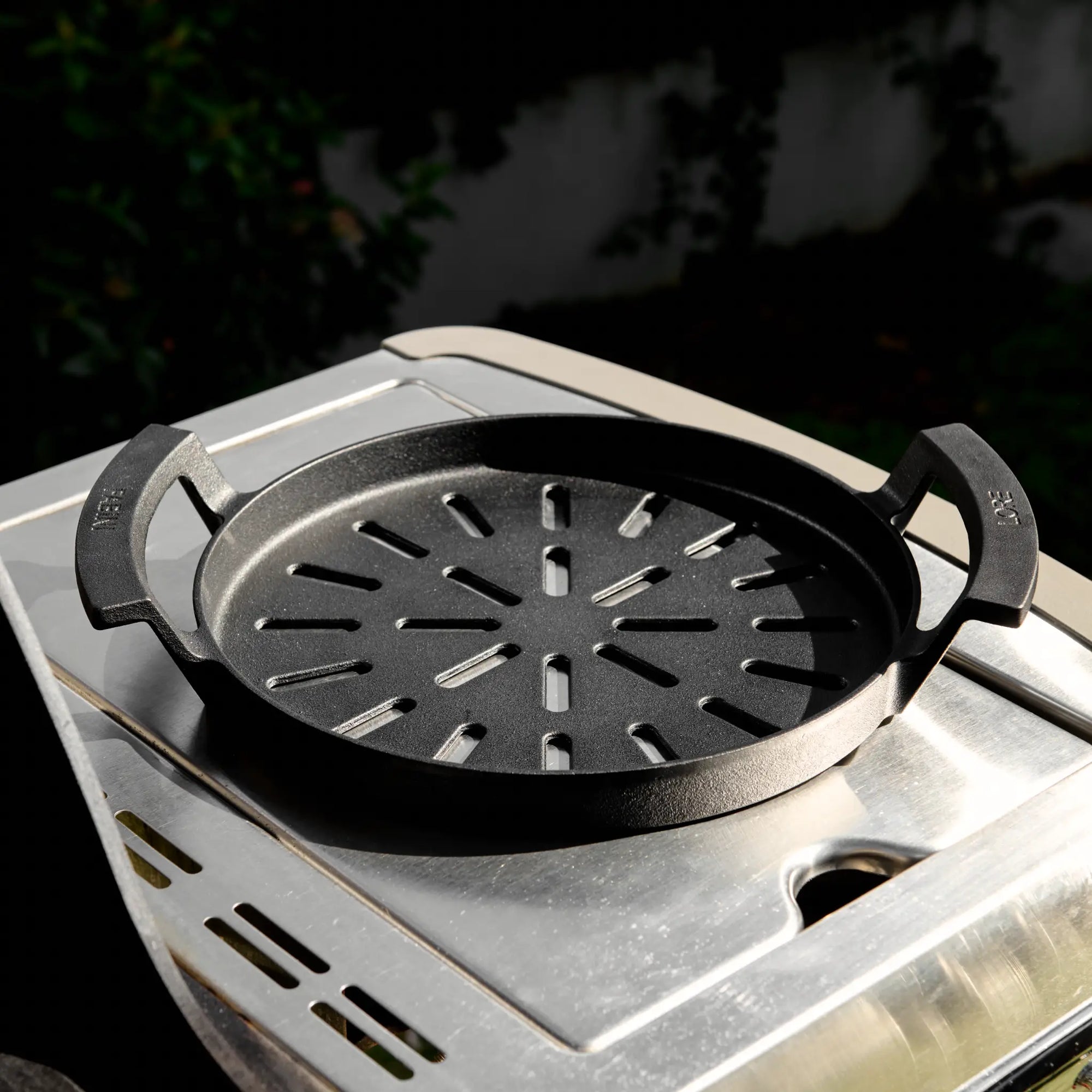 Grillserpenyő Lore, ø 28 cm - Lyukacsos öntöttvas grillserpenyő