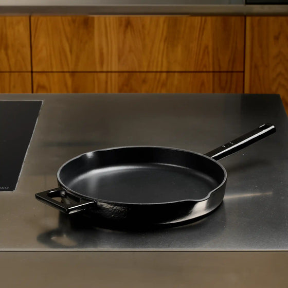 Serpenyő Mattia 3.0, ø 26 cm - Zománcozott öntöttvas serpenyő fedő nélkül, matt fekete