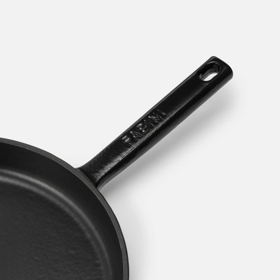 Serpenyő Mattia 3.0, ø 26 cm - Zománcozott öntöttvas serpenyő fedő nélkül, matt fekete