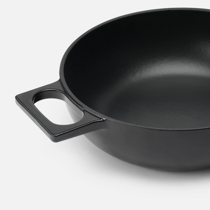 Tegame serpenyő Mattia 3.0 Standard, ø 26 cm - Zománcozott öntöttvas serpenyő fedővel, matt fekete