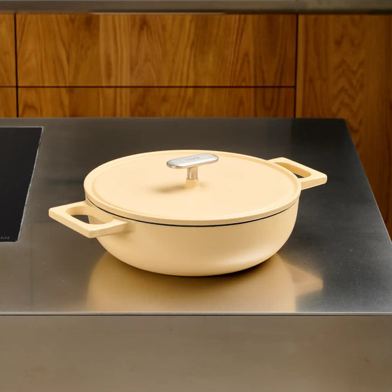 Tegame serpenyő Mattia 3.0, ø 26 cm  - Zománcozott öntöttvas serpenyő fedővel, matt krém színű