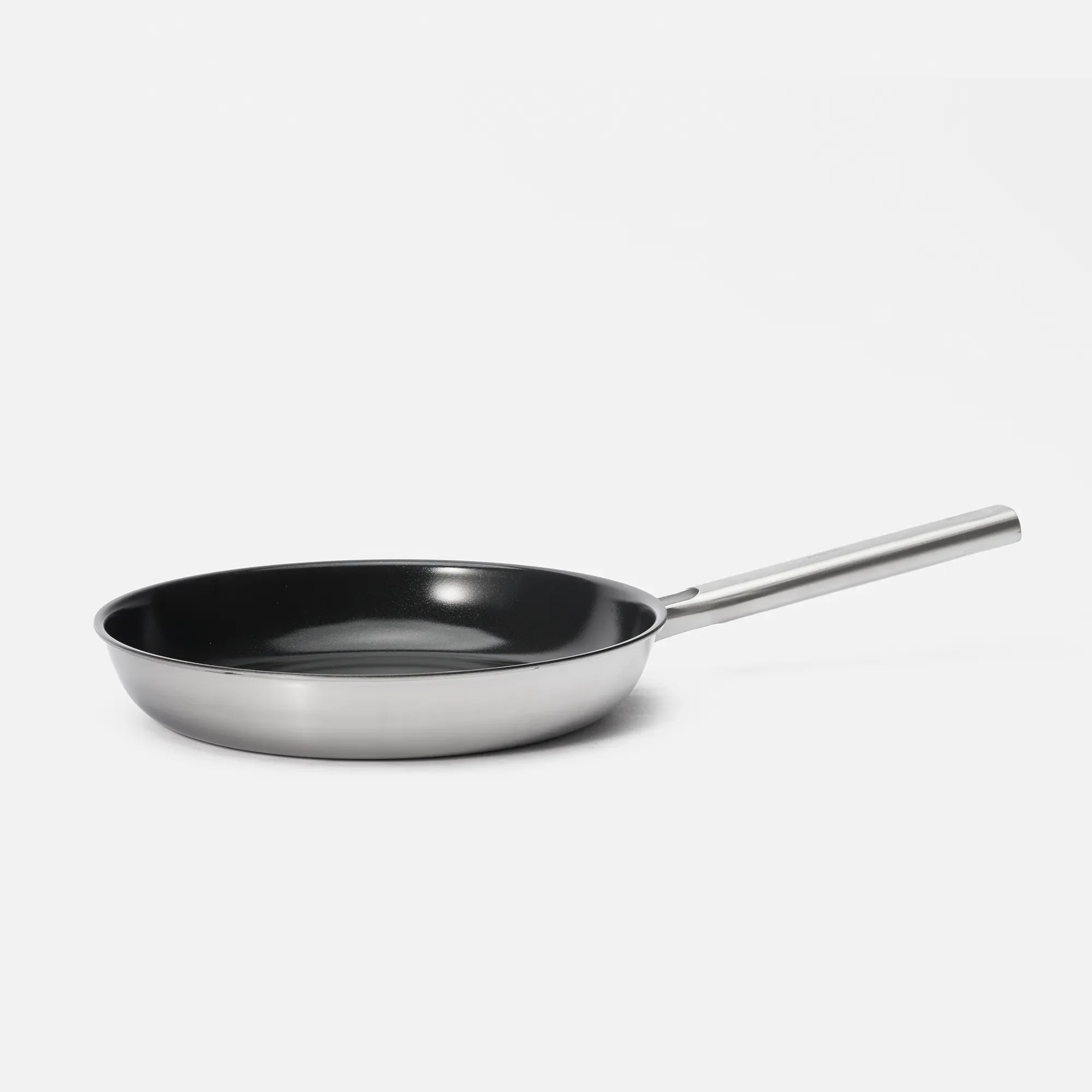 Serpenyő Lucca 4.0 Standard, ø 28 cm - Tapadásmentes, szegecs nélküli többrétegű rozsdamentes acél serpenyő kerámia bevonattal, fedő nélkül