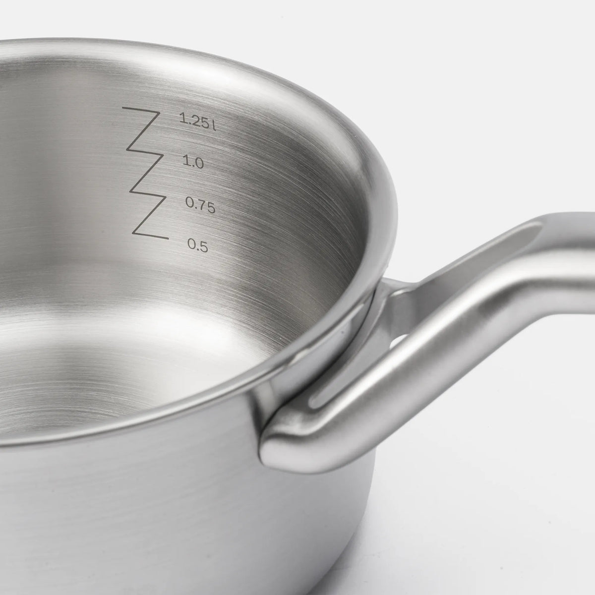 Nyeles lábas FABINI & Pohlreich 2.0, ø 16 cm (1,2 l) - Szegecs nélküli, többrétegű rozsdamentes acél nyeles lábas, fedővel