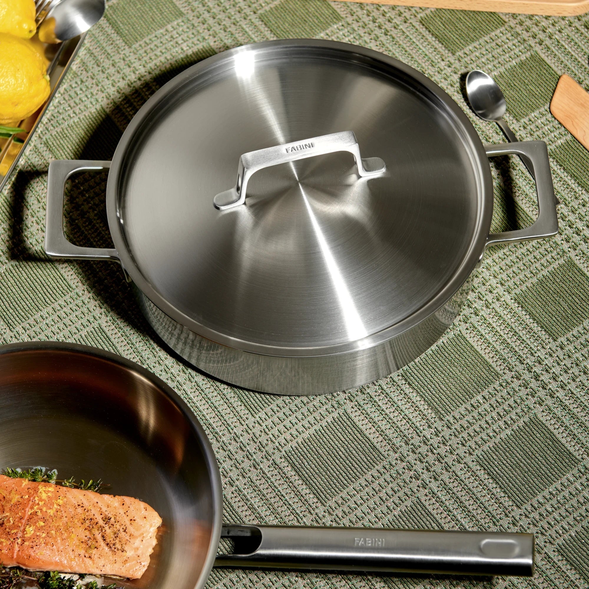 Tegame serpenyő Lucca 4.0 Pro, ø 28 cm (4 l) - Szegecs nélküli tegame serpenyő többrétegű rozsdamentes acélból, fedővel