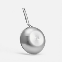 Wok serpenyő Lucca 4.0 Pro, ø 26 cm - Szegecs nélküli, többrétegű rozsdamentes acél wok serpenyő fedővel