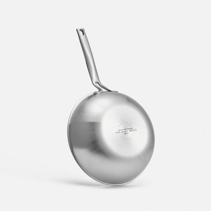 Wok serpenyő Lucca 4.0 Pro, ø 26 cm - Szegecs nélküli, többrétegű rozsdamentes acél wok serpenyő fedővel