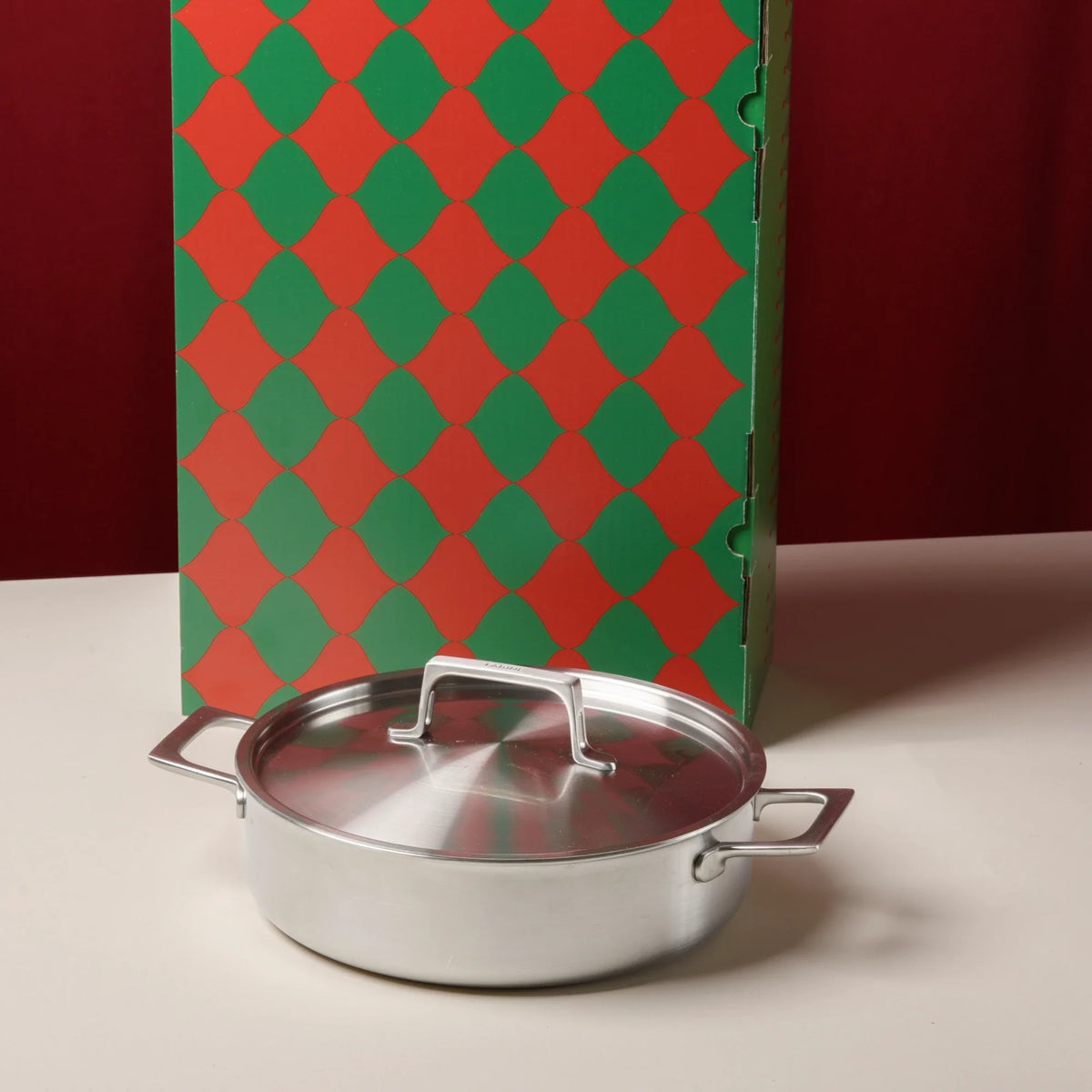 Tálaló tegame serpenyő Lucca 4.0 Pro, ø 28 cm (4 l), ajándékcsomagolás - Szegecs nélküli tegame serpenyő többrétegű rozsdamentes acélból, fedővel
