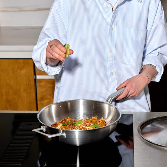 Wok serpenyő Lucca 4.0 Pro, ø 26 cm - Szegecs nélküli, többrétegű rozsdamentes acél wok serpenyő fedővel