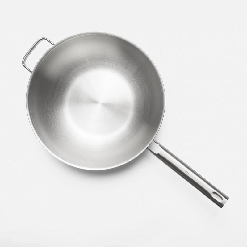 Wok serpenyő Lucca 4.0 Standard, ø 30 cm - Szegecs nélküli, többrétegű rozsdamentes acél serpenyő, fedővel