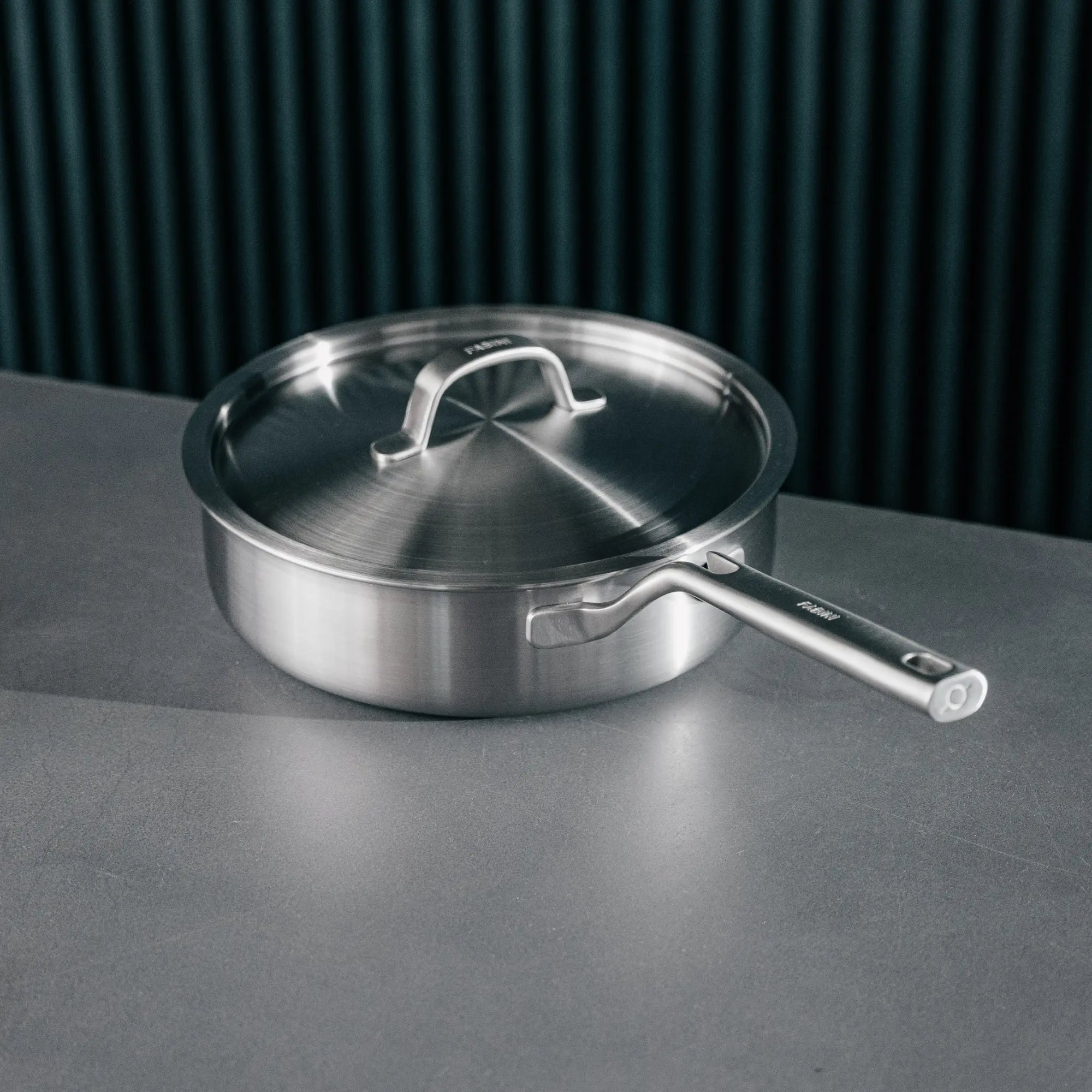 Mély serpenyő FABINI & Pohlreich, ø 24 cm (2,5 l) - Szegecs nélküli mély serpenyő ötrétegű rozsdamentes acélból, fedővel