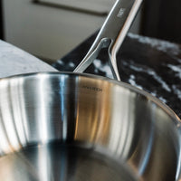 Nyeles lábas FABINI & Pohlreich, ø 20 cm (1,5 l) - Szegecs nélküli, kúp alakú nyeles lábas ötrétegű rozsdamentes acélból, fedővel