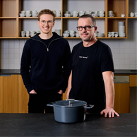 Lábas FABINI & Těhotnej kuchař, ø 26 cm (5,5 l) - Zománcozott öntöttvas lábas fedővel, szürke