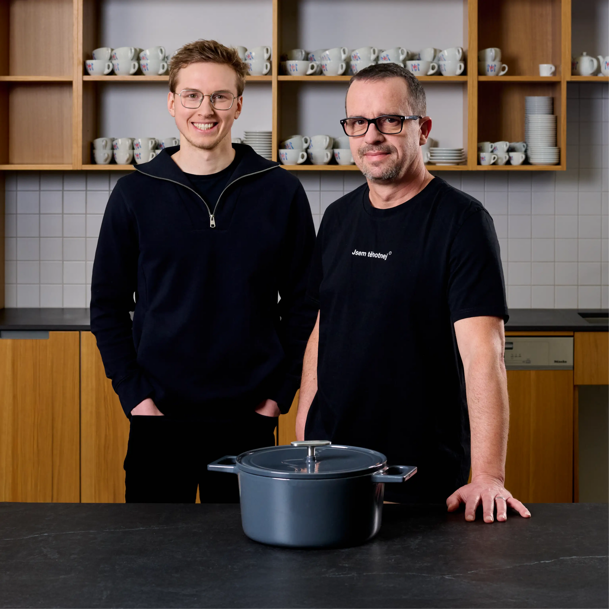 Lábas FABINI & Těhotnej kuchař, ø 26 cm (5,5 l) - Zománcozott öntöttvas lábas fedővel, szürke