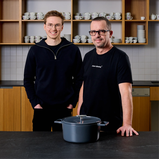 Lábas FABINI & Těhotnej kuchař, ø 26 cm (5,5 l) - Zománcozott öntöttvas lábas fedővel, szürke