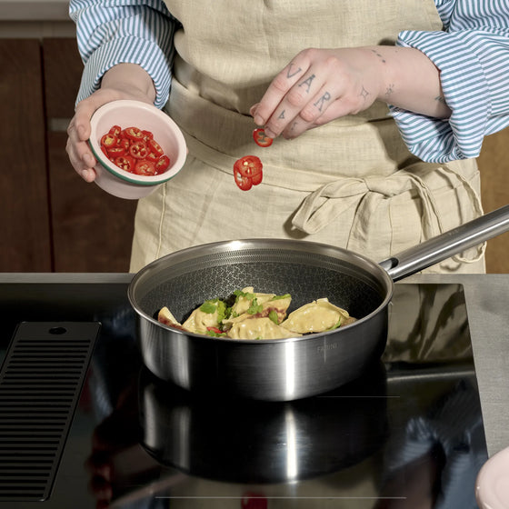 Mély serpenyő Hibrid, ø 24 cm (2,5 l) - Szegecs nélküli, többrétegű rozsdamentes acél serpenyő hibrid kerámia felülettel, fedővel