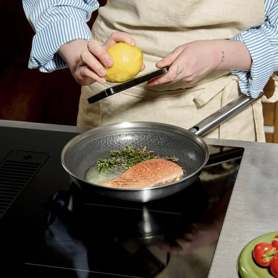 Serpenyő Hibrid, ø 26 cm - Szegecs nélküli, többrétegű rozsdamentes acél serpenyő hibrid kerámia felülettel, fedő nélkül