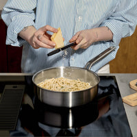 Mély serpenyő Lucca 4.0 Pro, ø 24 cm (2,5 l) - Szegecs nélküli mély serpenyő többrétegű rozsdamentes acélból, fedővel