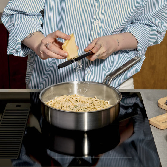 Mély serpenyő Lucca 4.0 Pro, ø 24 cm (2,5 l) - Szegecs nélküli mély serpenyő többrétegű rozsdamentes acélból, fedővel