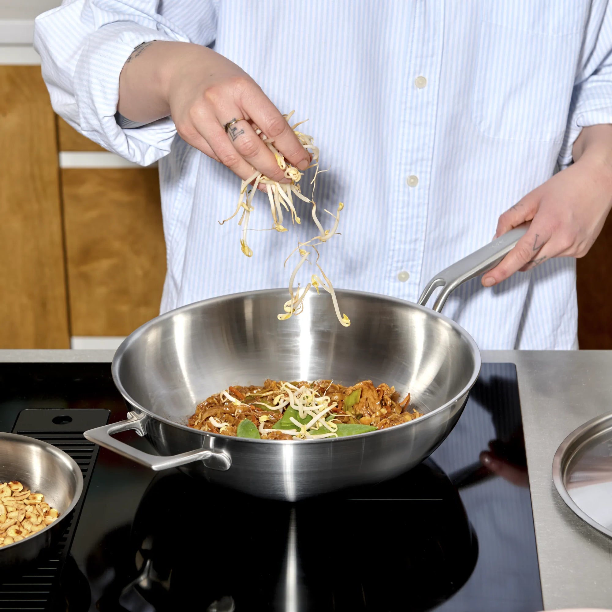 Wok serpenyő Lucca 4.0 Pro, ø 26 cm - Szegecs nélküli, többrétegű rozsdamentes acél wok serpenyő fedővel